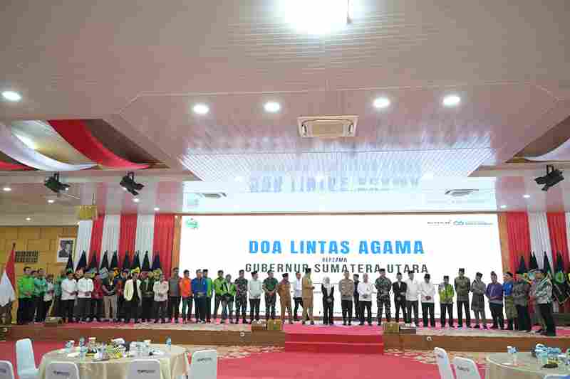 Gubernur Sumatera Utara (Sumut) Bobby Afif Nasution bersama Wakil Gubernur Sumut Surya dan Forkopimda menggelar doa lintas agama bersama sejumlah aliansi buruh, mahasiswa, serta pengemudi ojek online di Aula Tengku Rizal Nurdin, Jalan Sudirman Nomor 41 Medan, Selasa (2/9/2025).