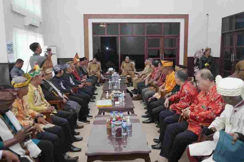 Forum Komunikasi Lembaga Adat (FORKALA) Kabupaten Asahan melakukan audiensi dengan Bupati Asahan, Taufik Zainal Abidin, S.Sos., M.Si., di ruang kerja Bupati, Senin (1/9/2025). Pertemuan ini juga dihadiri Wakil Bupati Asahan, Rianto, S.H., M.A.P., bersama sejumlah pejabat, antara lain Asisten Pemerintahan dan Kesejahteraan Rakyat, Kadis Pendidikan, Kadis Kominfo, dan Kaban Kesbangpol.