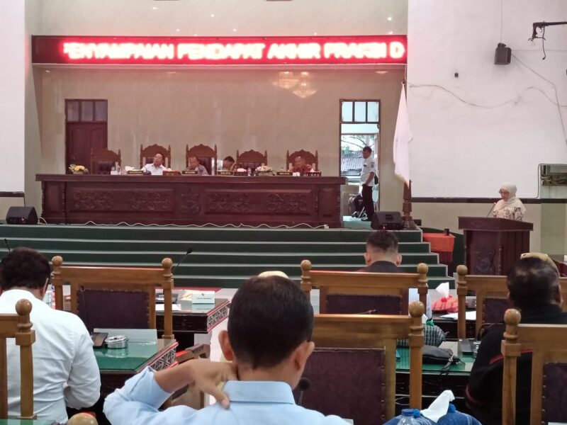  DPRD Kota Pematangsiantar menggelar Rapat Paripurna XI Tahun Anggaran 2025 dengan agenda penyampaian pendapat akhir fraksi terhadap Ranperda Kota Siantar tentang Perubahan APBD (P-APBD) Tahun Anggaran 2025, Rabu (24/9/2025).