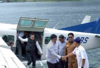 Gubernur Sumatera Utara (Sumut) Muhamamd Bobby Afif Nasution mencoba penerbangan perdana pesawat Amfibi atau Seaplane dari Bandara Silangit, kemudian mendarat di Pelabuhan Mariana Resort, Kecamatan Simanindo, Kabupaten Samosir, Senin (22/9/2025).