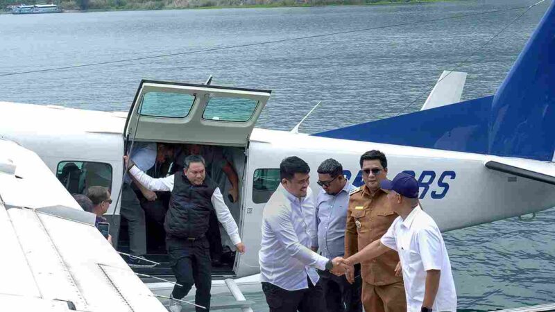 Gubernur Sumatera Utara (Sumut) Muhamamd Bobby Afif Nasution mencoba penerbangan perdana pesawat Amfibi atau Seaplane dari Bandara Silangit, kemudian mendarat di Pelabuhan Mariana Resort, Kecamatan Simanindo, Kabupaten Samosir, Senin (22/9/2025).