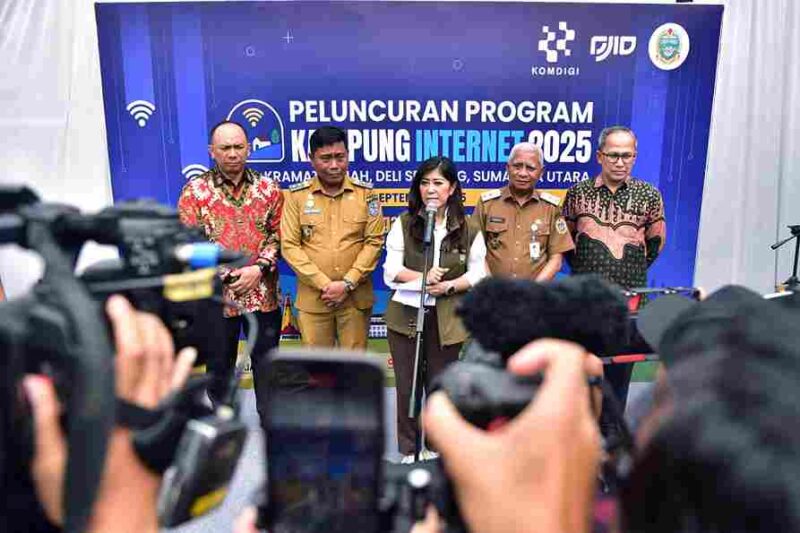 Wakil Gubernur (Wagub) Sumatera Utara (Sumut), Surya mendampingi Menteri Komunikasi dan Digital (Komdigi) Republik Imndonesia, Meutya Hafid meluncurkan Program Kampung Internet 2025 di Desa Kramat Gajah, Kecamatan Galang, Kabupaten Deliserdang, Senin (29/9/2025).