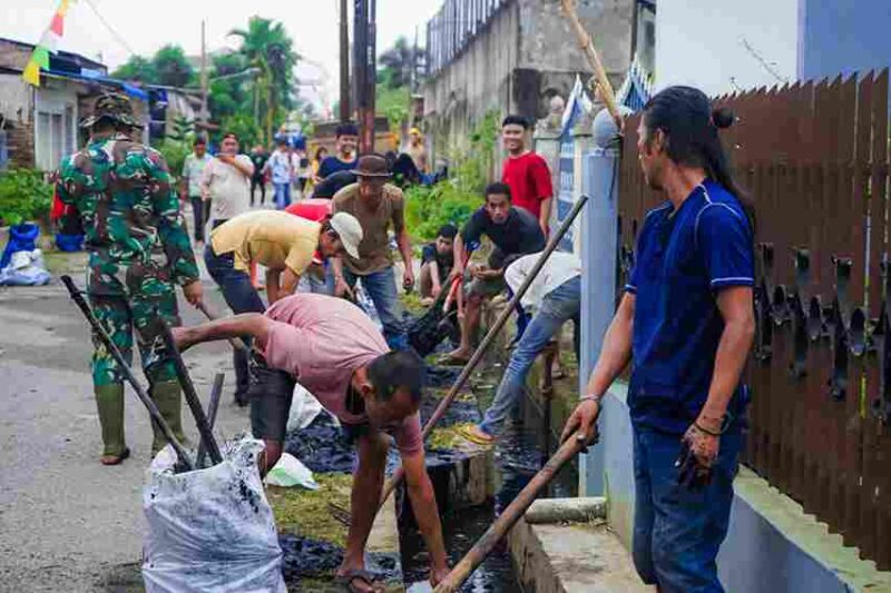 warga Kecamatan Medan Tembung yang tengah  melaksanakan kegiatan gotong royong bersama di jalan Seser, Sabtu (27/9/2025).