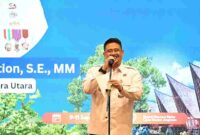 Gubernur Sumatera Utara (Sumut) Bobby Afif Nasution, memberikan kata sambutan serta meninjau stan  bersama Menteri Kehutanan Raja Juli Antoni dan Wakil Menteri Kehutanan Sulaiman Umar Siddiq, serta sejumlah Dirjen Kementerian Kehutanan RI, pada acara Lokakarya Perhutanan Sosial Dan Temu Usaha Kelompok Tani Hutan di Hotel Grand Mercure Medan, Rabu (10/09/2025). 