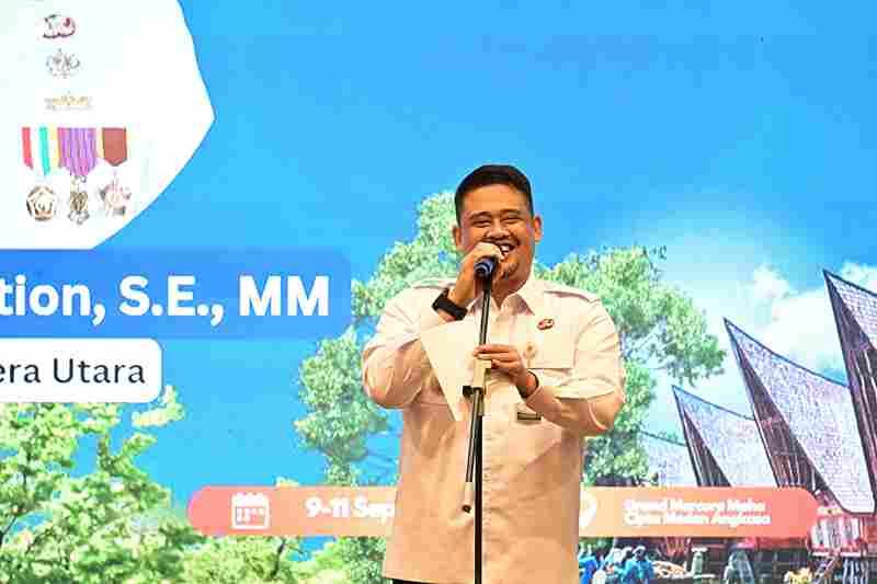 Gubernur Sumatera Utara (Sumut) Bobby Afif Nasution, memberikan kata sambutan serta meninjau stan  bersama Menteri Kehutanan Raja Juli Antoni dan Wakil Menteri Kehutanan Sulaiman Umar Siddiq, serta sejumlah Dirjen Kementerian Kehutanan RI, pada acara Lokakarya Perhutanan Sosial Dan Temu Usaha Kelompok Tani Hutan di Hotel Grand Mercure Medan, Rabu (10/09/2025). 