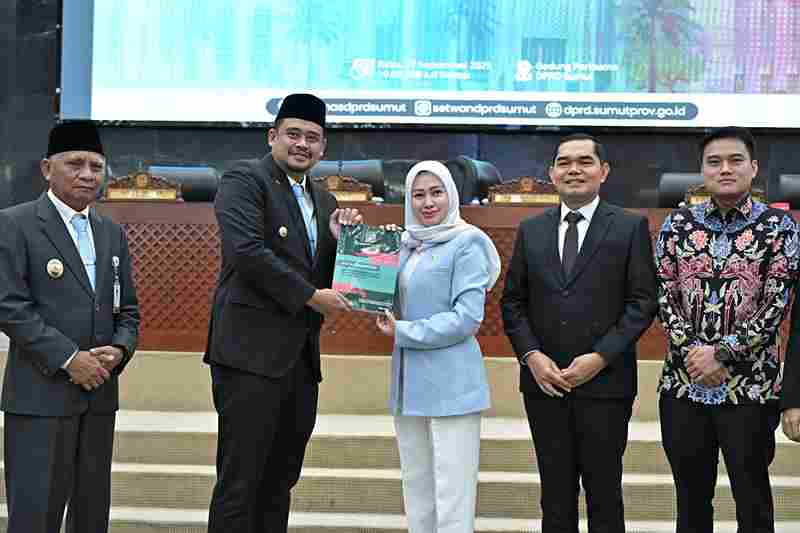 Gubernur Sumatera Utara (Sumut) Bobby Nasution besama Wagub Sumut Surya didampingi OPD mengikuti Rapat Paripurna DPRD Sumut dalam acara penyampaian Ranperda tentang Perubahan APBD Sumut TA 2025, di Ruang Rapat Paripurna DPRD Sumut, Jalan Imam Bonjol Medan, Rabu (17/9/2025).