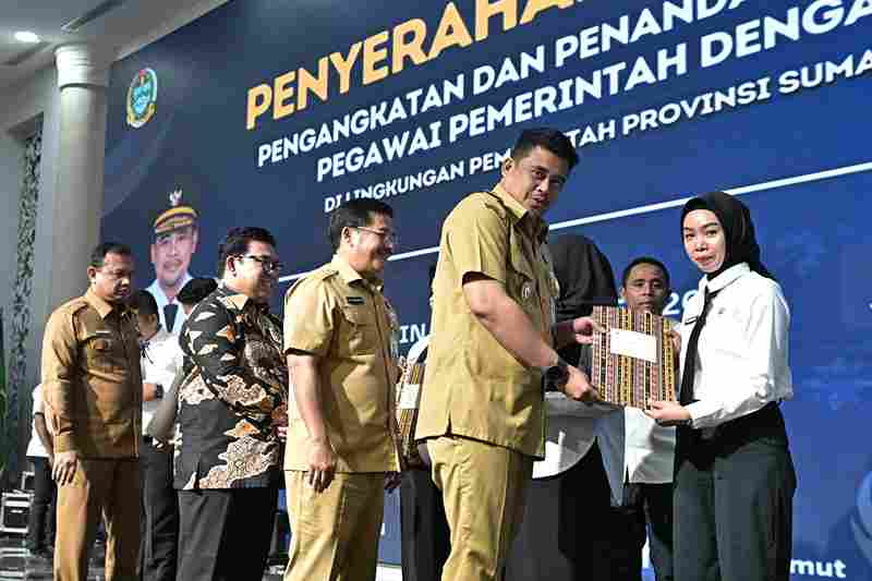 Gubernur Sumatera Utara (Sumut) Bobby Nasution menyerahkan surat keputusan (SK) pengangkatan Pegawai Pemerintah dengan Perjanjian Kerja (PPPK) di lingkungan Pemerintah Provinsi (Pemprov) Sumut. Acara penyerahan SK berlangsung di Aula Raja Inal Siregar, Kantor Gubernur, Jalan Diponegoro 30, Medan, Senin (22/9/2025).