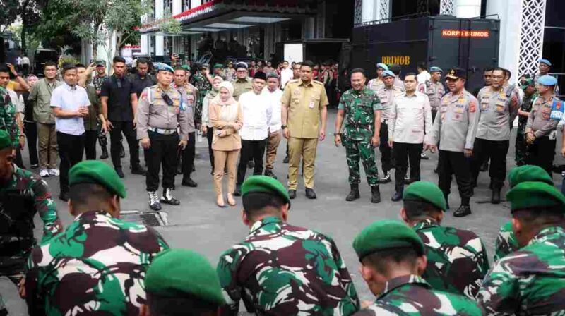 Gubernur Sumut, Bobby Nasution bersama Forkopimda Sumut saat diwawancarai para wartawan di Kantor DPRD Sumut, Jalan Imam Bonjol, Medan (1/9/2025).