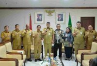 Gubernur Sumatera Utara (Sumut) Bobby Nasution menerima kunjungan Deputi Direksi Wilayah I BPJS Kesehatan Nuim Mubarak di Ruang Kerja Lantai 10 Kantor Gubernur Sumut Jalan Diponegoro Kota Medan,  Selasa (9/9). Kunjungan tersebut membahas mengenai Sumut yang telah mencapai Universal Health Coverage (UHC), program yang menjamin setiap warga untuk mendapatkan akses pelayanan kesehatan.