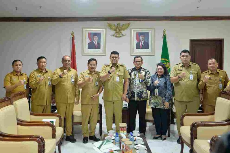 Gubernur Sumatera Utara (Sumut) Bobby Nasution menerima kunjungan Deputi Direksi Wilayah I BPJS Kesehatan Nuim Mubarak di Ruang Kerja Lantai 10 Kantor Gubernur Sumut Jalan Diponegoro Kota Medan,  Selasa (9/9). Kunjungan tersebut membahas mengenai Sumut yang telah mencapai Universal Health Coverage (UHC), program yang menjamin setiap warga untuk mendapatkan akses pelayanan kesehatan.