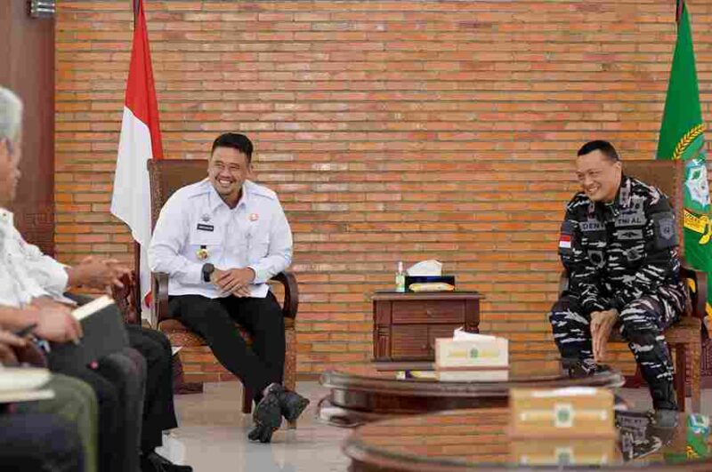 Gubernur Sumatera Utara (Sumut) Bobby Nasution menerima kunjungan Komandan Komando Daerah Angkatan Laut (Kodaeral) I Laksamana Muda TNI Deny Septiana di Anjungan Lantai 9 Kantor Gubernur Sumut Jalan Diponegoro Kota Medan, Rabu (10/9). 