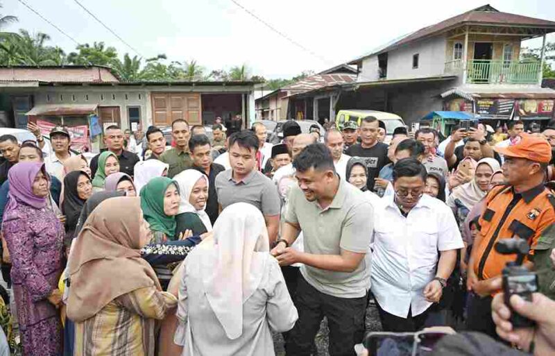 Gubernur Sumatera Utara (Sumut) Bobby Nasution melakukan kunjungan kerja dan berdiskusi bersama masyarakat terkait akses jalan rusak di Pasar Rodi Desa Empus, Kecamatan Bahorok, Kabupaten Langkat, Jumat (26/9/2025).