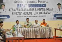 Gubernur Sumatera Utara (Sumut) Bobby Afif Nasution mengikuti Rapat Koordinasi (Rakor) Kesiapsiagaan Banjir Bandang Akibat Bencana Hidrometeorologi Basah melalui zoom meeting bersama Kepala BMKG RI Dwikorita Karnawati di Kantor Camat Bahorok, Kabupaten Langkat, Jumat (26/9/2025).