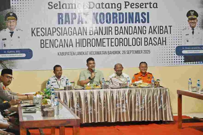 Gubernur Sumatera Utara (Sumut) Bobby Afif Nasution mengikuti Rapat Koordinasi (Rakor) Kesiapsiagaan Banjir Bandang Akibat Bencana Hidrometeorologi Basah melalui zoom meeting bersama Kepala BMKG RI Dwikorita Karnawati di Kantor Camat Bahorok, Kabupaten Langkat, Jumat (26/9/2025).