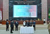 Gubernur Sumatera Utara (Sumut) Bobby Afif Nasution menandatangani Nota Kesepahaman antara Pemerintah Provinsi Sumut dan DPRD Provinsi Sumut tentang KUA dan PPAS Perubahan APBD Provinsi Sumut Tahun Anggaran 2025 di Ruang Sidang Paripurna DPRD  Sumut Jalan Imam Bonjol Nomor 5 Medan, Selasa (16/9/2025).