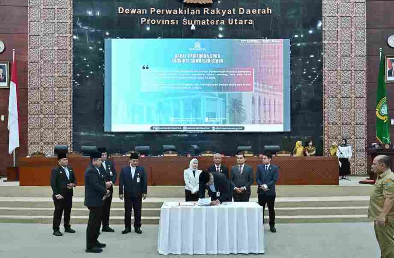 Gubernur Sumatera Utara (Sumut) Bobby Afif Nasution menandatangani Nota Kesepahaman antara Pemerintah Provinsi Sumut dan DPRD Provinsi Sumut tentang KUA dan PPAS Perubahan APBD Provinsi Sumut Tahun Anggaran 2025 di Ruang Sidang Paripurna DPRD  Sumut Jalan Imam Bonjol Nomor 5 Medan, Selasa (16/9/2025).