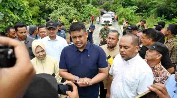 Gubernur Sumatera Utara (Sumut) Bobby Nasution didampingi Wakil Bupati Langkat Tiorita Surbakti  meninjau jalan dan jembatan yang rusak di Desa Sei Musam dan Kwala Musam Kecamatan Batangserangan, Kabupaten Langkat, Sabtu (27/9/2025).