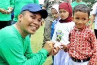 Wakil Bupati Benny Gusman Sinaga,  saat menyapa seorang anak di HAN Simalungun 2025.