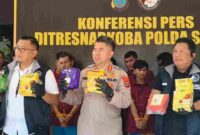 konferensi pers di Markas Ditresnarkoba Polda Sumut, Kamis siang (11/9/2025), hadir Kabid Humas Polda Sumut Kombes Pol Dr. Ferry Walintukan, S.I.K., S.H., M.H., Wadir Resnarkoba AKBP Diari Astetika, S.I.K., serta jajaran Kasubdit.