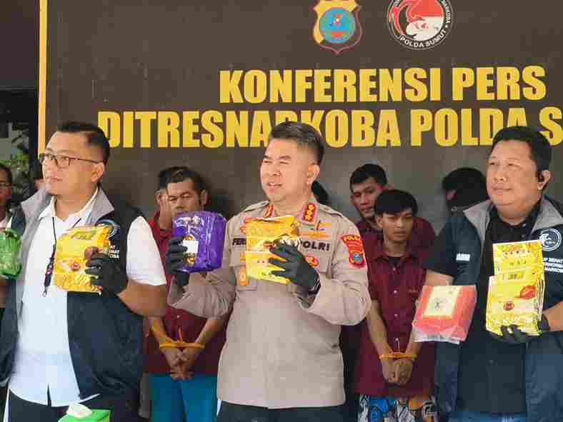 konferensi pers di Markas Ditresnarkoba Polda Sumut, Kamis siang (11/9/2025), hadir Kabid Humas Polda Sumut Kombes Pol Dr. Ferry Walintukan, S.I.K., S.H., M.H., Wadir Resnarkoba AKBP Diari Astetika, S.I.K., serta jajaran Kasubdit.