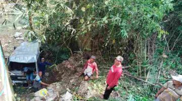 Minibus Rombongan Hajatan Terjun ke Jurang, 15 Penumpang Luka-Luka