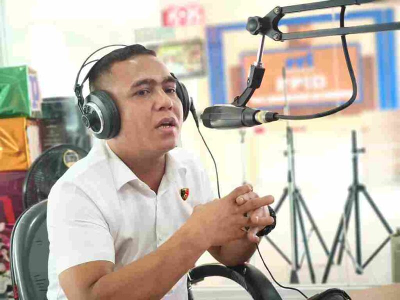 Kanit Reskrim Polsek Medan Tuntungan, Iptu O. Siallagan, S.H., saat menjadi narasumber program Dialog Interaktif Hallo Polisi RRI Medan, Rabu (10/9/2025), di Studio I RRI Medan, Jalan Gatot Subroto No. 214 Medan.