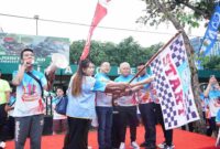 Kajati Sumut saat melepas peserta jalan santai n yang digelar Yayasan Thongs di Lapangan Benteng Medan, Minggu (28/9).