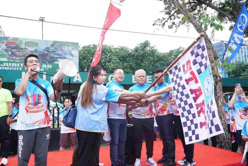 Kajati Sumut saat melepas peserta jalan santai n yang digelar Yayasan Thongs di Lapangan Benteng Medan, Minggu (28/9).