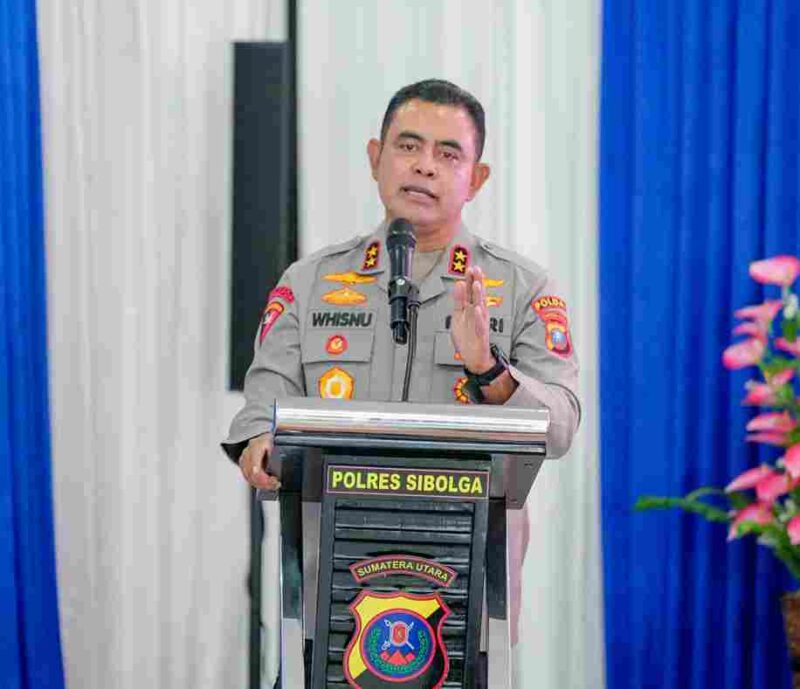 Kapolda Sumatera Utara, Irjen Pol. Whisnu Hermawan Februanto, S.I.K., M.H., saat kunjungan kerja dan tatap muka bersama jajaran Polres Sibolga di Aula Dr. HM. Jasin, Selasa (16/9/2025). 