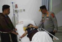 Kapolres Simalungun AKBP Marganda Aritonang, S.H., S.I.K., M.M. melakukan kunjungan membesuk masyarakat LAMTORAS yang dirawat di rumah sakit pascakonflik dengan PT Toba Pulp Lestari (TPL), Senin malam (22/9/2025).