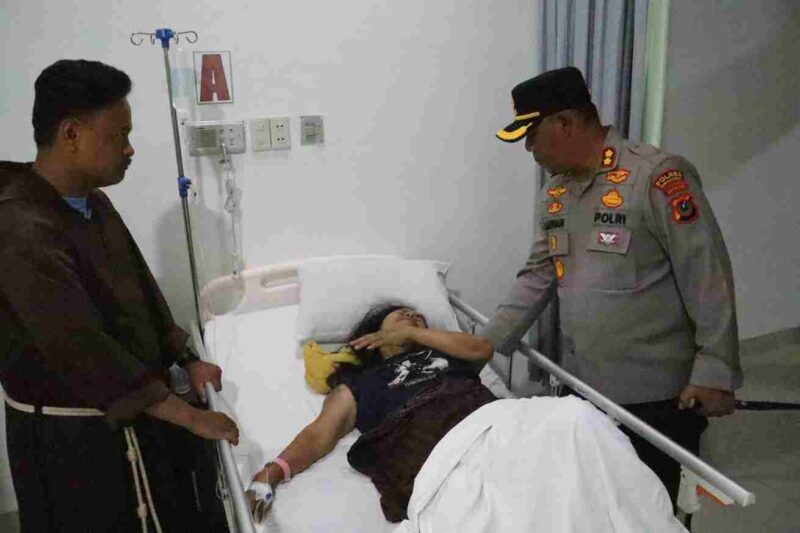 Kapolres Simalungun AKBP Marganda Aritonang, S.H., S.I.K., M.M. melakukan kunjungan membesuk masyarakat LAMTORAS yang dirawat di rumah sakit pascakonflik dengan PT Toba Pulp Lestari (TPL), Senin malam (22/9/2025).