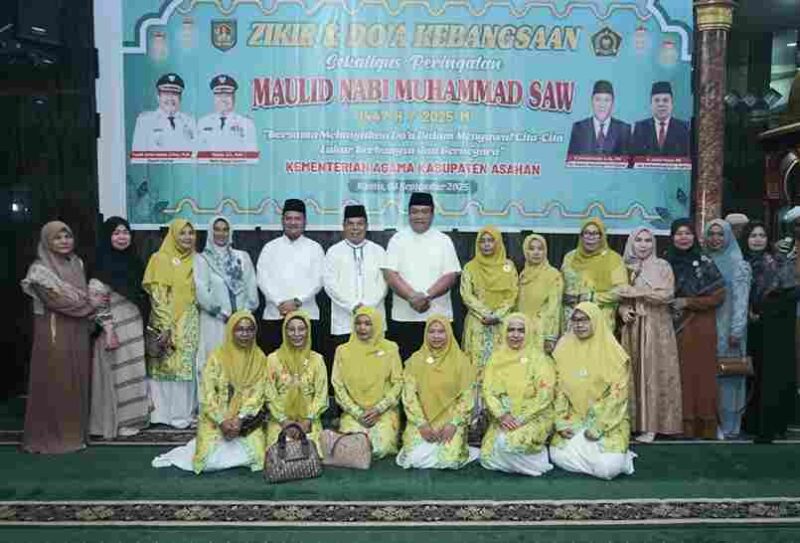 Bupati Asahan, H. Taufik Zainal Abidin, S.Sos., M.Si., menghadiri Zikir dan Doa Kebangsaan sekaligus Peringatan Maulid Nabi Muhammad SAW 1447 H/2025 M yang digelar Kementerian Agama (Kemenag) Kabupaten Asahan di Masjid Raya Kisaran, Kamis (4/9/2025).