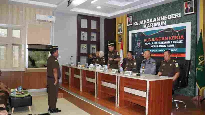 Kepala Kejaksaan Tinggi Kepulauan Riau J. Devy Sudarso melaksanakan kunjungan kerja dan supervisi ke Kejaksaan Negeri Karimun, dorong optimalisasi pelayanan dan penegakan hukum yang humanis dan berkeadilan, Senin (15/09/2025).