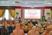 Ketua Dharma Wanita Persatuan (DWP) Provinsi Sumatera Utara (Sumut) Dita Togap Simangunsong melakukan Kunjungan Kerja, Sosialisasi AD/ART dan Pemberian Bantuan Sosial Pencegahan Stunting di Aula Kantor Bupati Tapsel, Sipirok, Selasa (9/9/2025).
