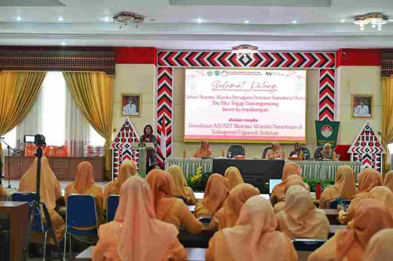 Ketua Dharma Wanita Persatuan (DWP) Provinsi Sumatera Utara (Sumut) Dita Togap Simangunsong melakukan Kunjungan Kerja, Sosialisasi AD/ART dan Pemberian Bantuan Sosial Pencegahan Stunting di Aula Kantor Bupati Tapsel, Sipirok, Selasa (9/9/2025).