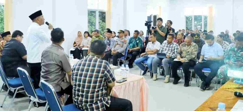 Bupati Simalungun, Dr. H. Anton Achmad Saragih,  unjungan kerja ke Kantor Camat Bandar, Kabupaten Simalungun, Sumatera Utara, pada Jumat (12/9/2025).