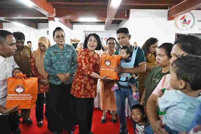 Ketua Dharma Wanita Persatuan (DWP) Provinsi Sumatera Utara (Sumut) Dita Togap Simangunsong melakukan kunjungan kerja dalam rangka Sosialisasi AD/RT pada Pengurus DWP Kabupaten Tapanuli Utara serta penyerahan bantuan stunting di Gedung Dekranasda Jalan SM.Raja Nomor 100 Tarutung, Kab.Taput,  Senin (8/9/2025).