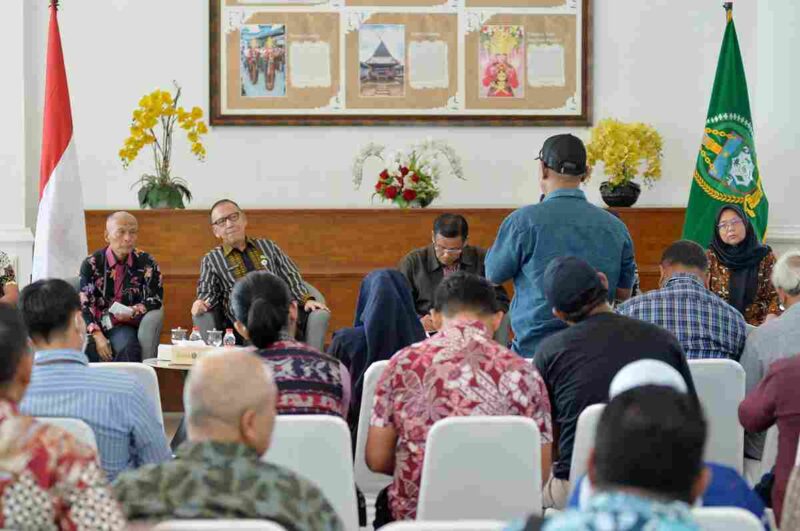 Pemerintah Provinsi Sumatera Utara (Sumut) melalui sejumlah Organisasi Perangkat Daerah Provinsi Sumut melakukan Konferensi Pers di Lobby Dekranasda Lantai 1 Kantor Gubernur Sumut Jalan Diponegoro Kota Medan, Kamis (18/9). Hal tersebut dilakukan terkait jaminan kestabilan harga komoditi pangan dalam rangka menyikapi inflasi daerah.