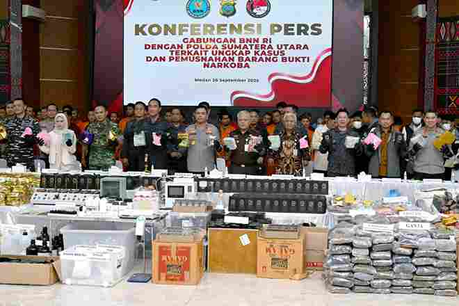 Wakil Gubernur Sumut, Surya menghadiri Konferensi Pers Gabungan BNN RI dengan Kapolda Sumut terkait Ungkap Kasus dan Pemusnahan Barang Bukti Narkoba di Mapolda Sumut, Jalan Sisingamangaraja, Medan, Jum'at (26/9/2025).
