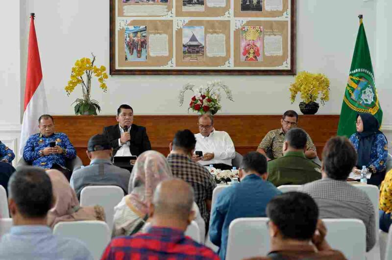 Pemerintah Provinsi Sumatera Utara (Sumut) melalui sejumlah Organisasi Perangkat Daerah Provinsi Sumut melakukan Konferensi Pers di Anjungan Dekranasda Kantor Gubernur Sumut Jalan Diponegoro Kota Medan, Rabu (17/9). Hal tersebut dilakukan terkait Sumut yang telah meraih predikat Universal Health Coverage (UHC).