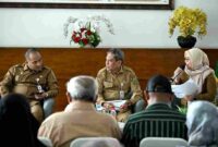 Kadis PUPR Sumut Hendra Darmawan Siregar, bersama  Kadis PERKIM Sumut Hasmirizal Lubis saat melakukan konferensi pers di ruang Dekranasda lantai 1 Kantor Gubernur Sumut, Jalan Diponegoro Sumut, Senin (22/9/2025).