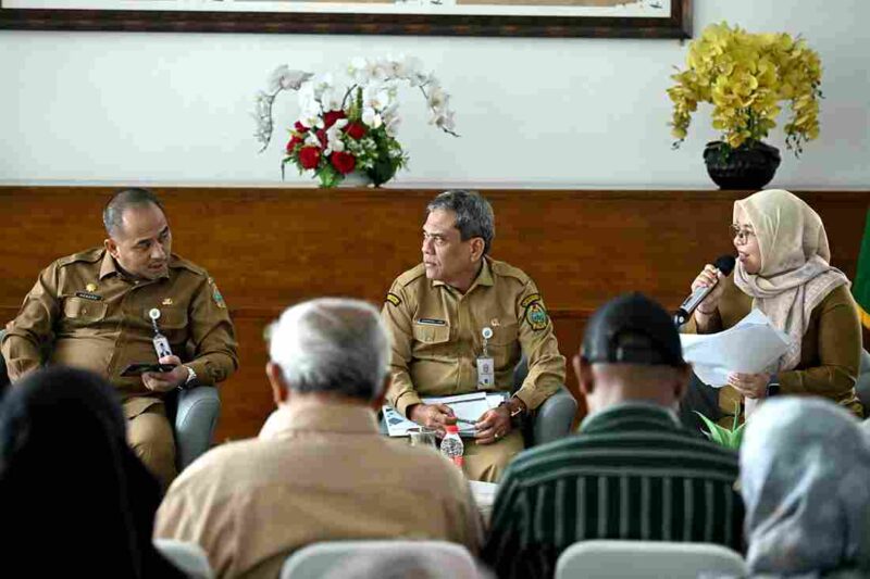 Kadis PUPR Sumut Hendra Darmawan Siregar, bersama  Kadis PERKIM Sumut Hasmirizal Lubis saat melakukan konferensi pers di ruang Dekranasda lantai 1 Kantor Gubernur Sumut, Jalan Diponegoro Sumut, Senin (22/9/2025).