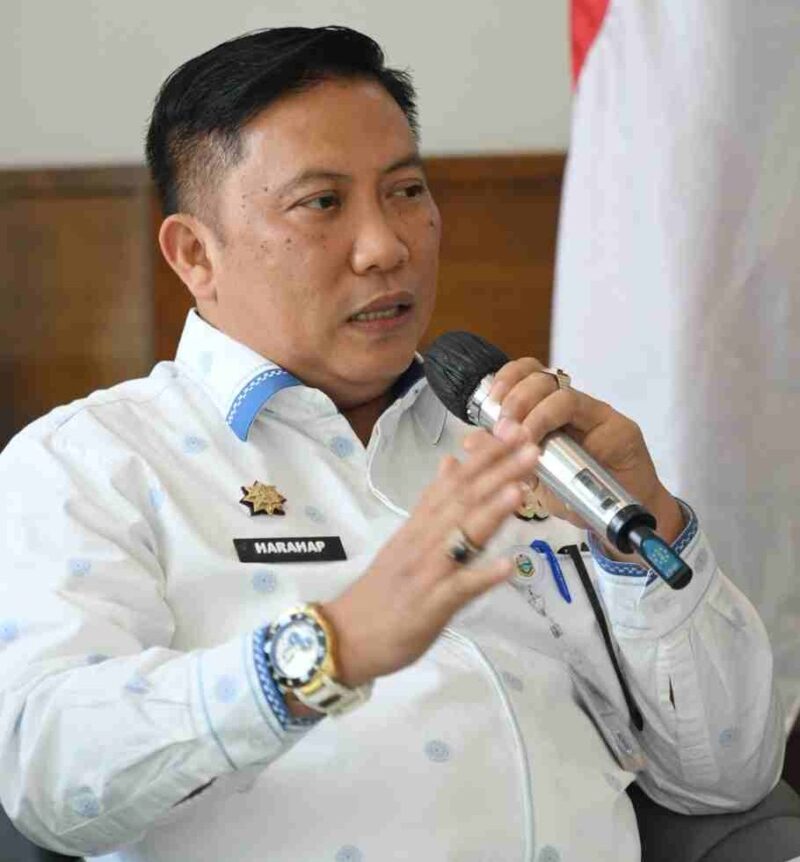 Kadis Kominfo Sumut Erwin Hotmansah Harahap, bersama Kepala BPSDM Agustinus, Kadis Perpustakaan Desni Maharani Saragih, perwakilan Dinas Pendidikan Sumut, serta perwakilan Dinas Sosial saat melakukan konferensi pers di ruang Dekranasda lantai 1 Kantor Gubernur Sumut, Jalan Diponegoro Sumut, Jumat (19/9/2025). 