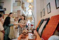 Ketua Dewan Kerajinan Nasional Daerah (Dekranasda) Sumatera Utara (Sumut) Kahiyang Ayu, memperkenalkan beragam wastra atau kain tradisional khas Sumut, kepada Dusadee Haymond, istri Duta Besar Amerika Serikat (AS) untuk Indonesia, dalam kunjungan kerja ke Galeri Dekranasda Sumut, Jalan Iskandar Muda Nomor 272, Medan, Senin (29/9/2025).  