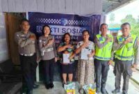 Ibu Hosna Sidabutar dan Ibu Hissa Sirait menerima baksos sebagai relawan laka lantas di Simarjarunjung, Kecamatan Girsang Sipangan Bolon, Kabupaten Simalungun.