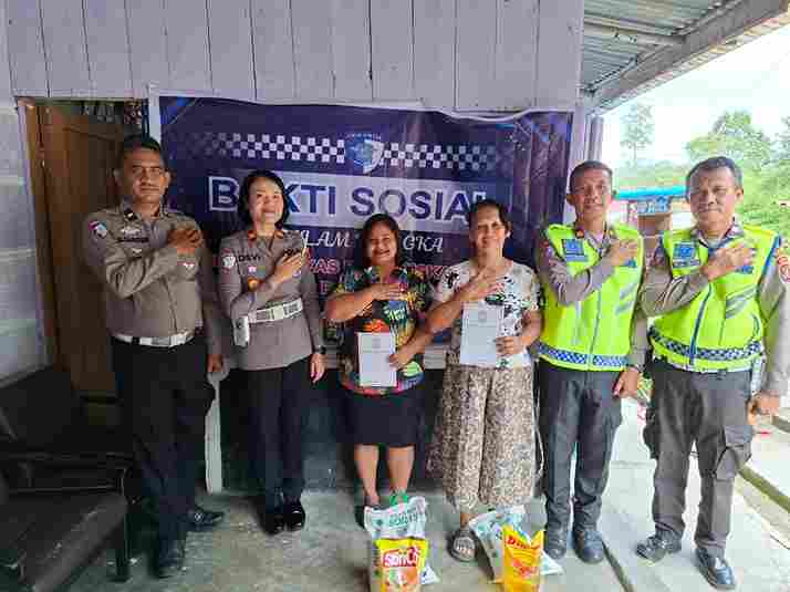 Ibu Hosna Sidabutar dan Ibu Hissa Sirait menerima baksos sebagai relawan laka lantas di Simarjarunjung, Kecamatan Girsang Sipangan Bolon, Kabupaten Simalungun.