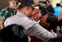 Ketika Kapolres Simalungun merangkul seorang ibu yang senang menangis dan mengadu kondisinya.