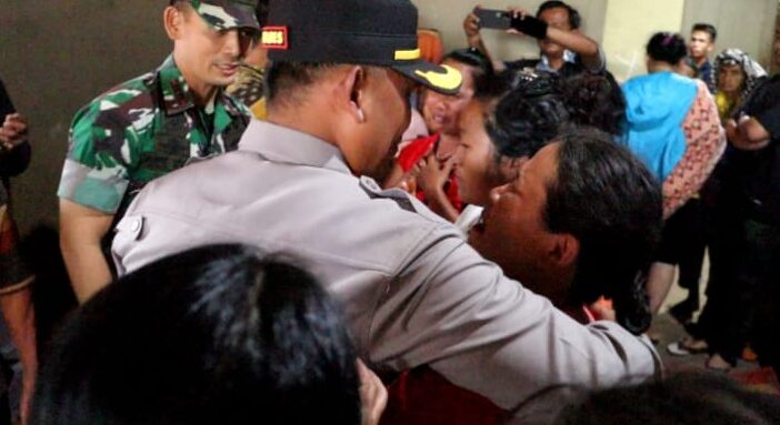 Ketika Kapolres Simalungun merangkul seorang ibu yang senang menangis dan mengadu kondisinya.