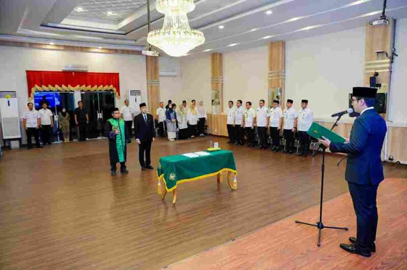 Wali Kota Medan, Rico Tri Putra Bayu Waas, mengambil sumpah jabatan dan melantik Erfin Fahrurrazi sebagai Inspektur Kota Medan, Rabu (10/9/2025). Pelantikan yang berlangsung di Ruang Rapat III Kantor Wali Kota.