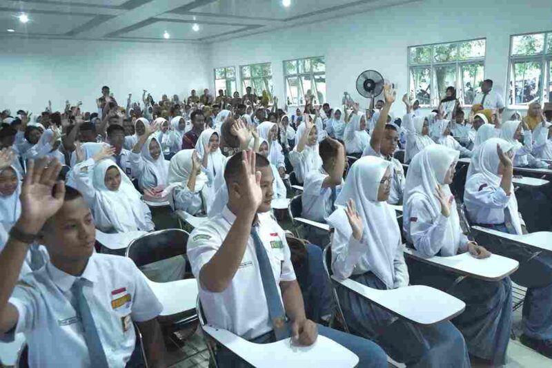 Para siswa mengikuti kegiatan Hari Indonesia Menabung Tahun 2025 di Aula Dinas Pendidikan Kabupaten Asahan pada selasa (09/09/2025). 